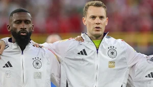 Manuel Neuer (z prawej) nie gra już w reprezentacji Niemiec, ale za to wciąż zachwyca jako bramkarz Bayernu Monachium