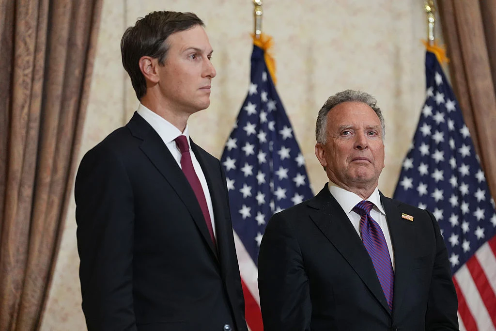 Jared Kushner i Steve Witkoff reprezentujący USA w rozmowach z Iranem Jared Kushner i Steve Witkoff stoją obok siebie.