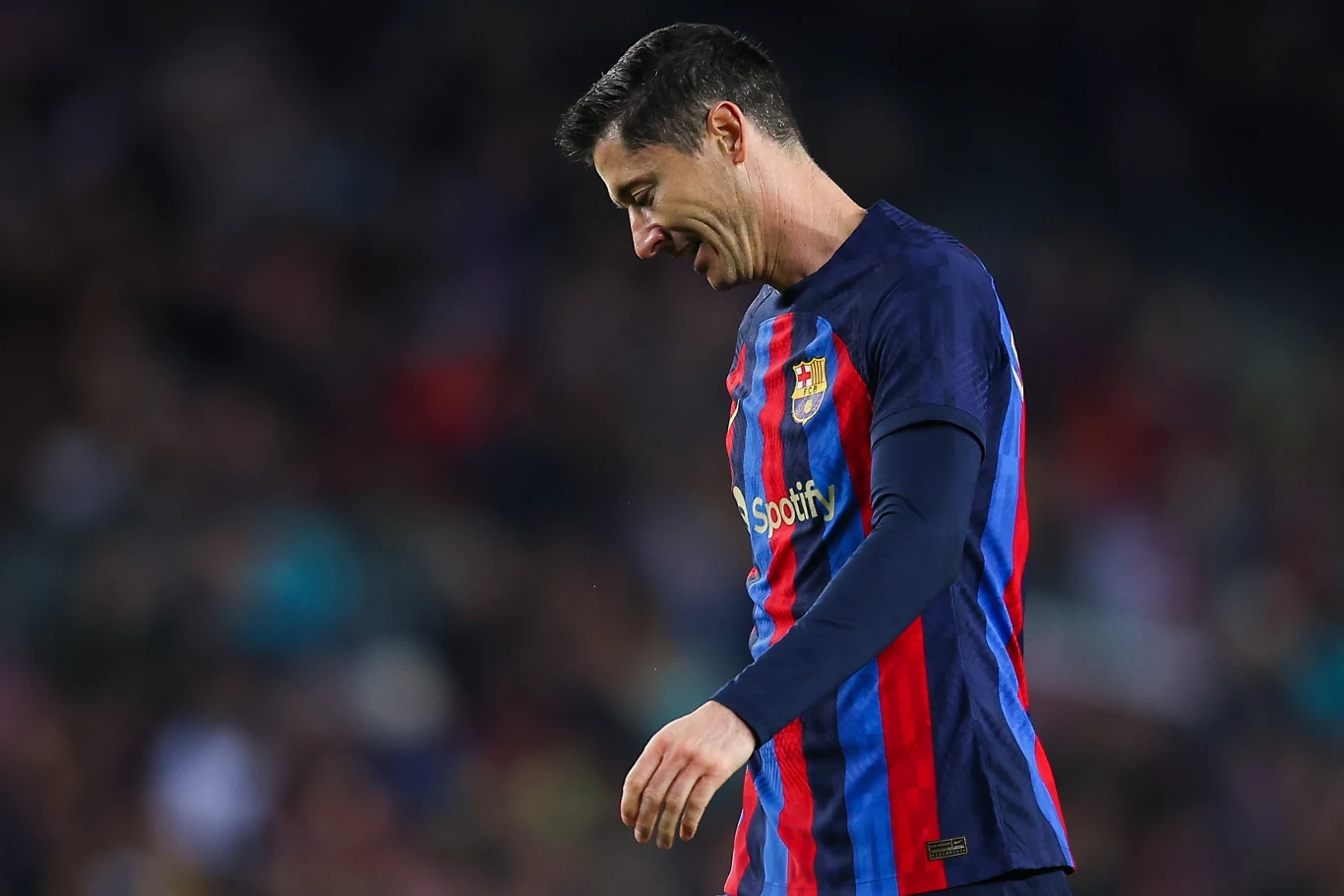 Robert Lewandowski Robert Lewandowski w granatowo-czerwonej koszulce Barcelony z logotypem Spotify, na tle trybun stadionu