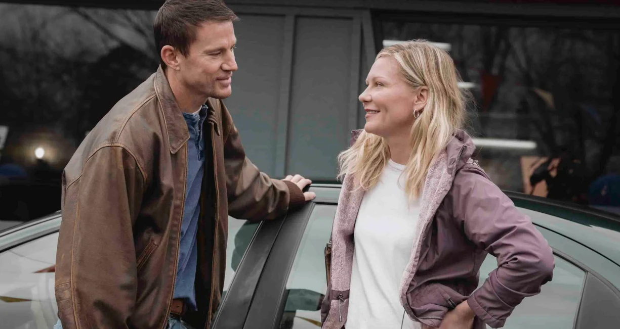 Channing Tatum i Kirsten Dunst w filmie "Urodzony rabuś" Channing Tatum i Kirsten Dunst w filmie „Urodzony rabuś”, stoją obok samochodu i rozmawiają.