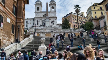 Siadanie na historycznych schodach w Rzymie może się zakończyć mandatem