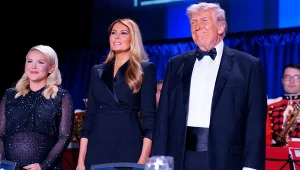 Od lewej: Rzeczniczka Białego Domu Karoline Leavitt, pierwsza dama Melania Trump, prezydent USA Donald Trump