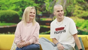 Jasper z mamą na kanapie "halo tu polsat"