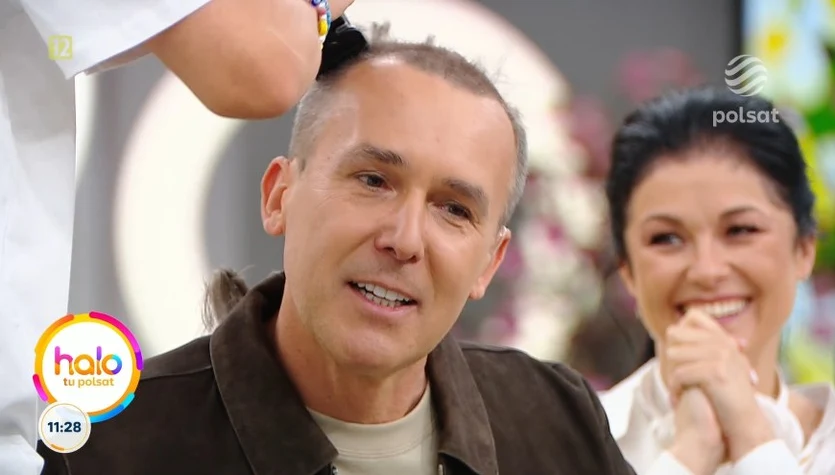 Maciej Kurzajewski goli włosy w programie na żywo