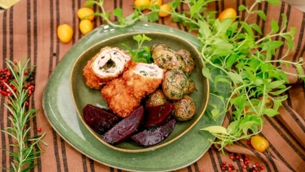 Kulinarny klasyk w najlepszej wersji. Maślany de volaille według Jurka Sobieniaka