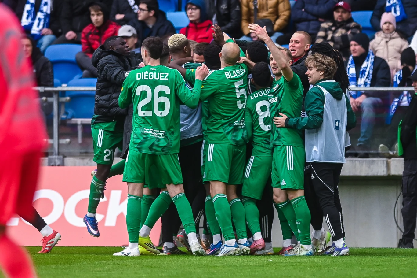 Radomiak, 26.04.2026 r. Piłkarze Radomiaka w zielonych strojach świętują na murawie, w tle kibice na trybunach, 26.04.2026 r.