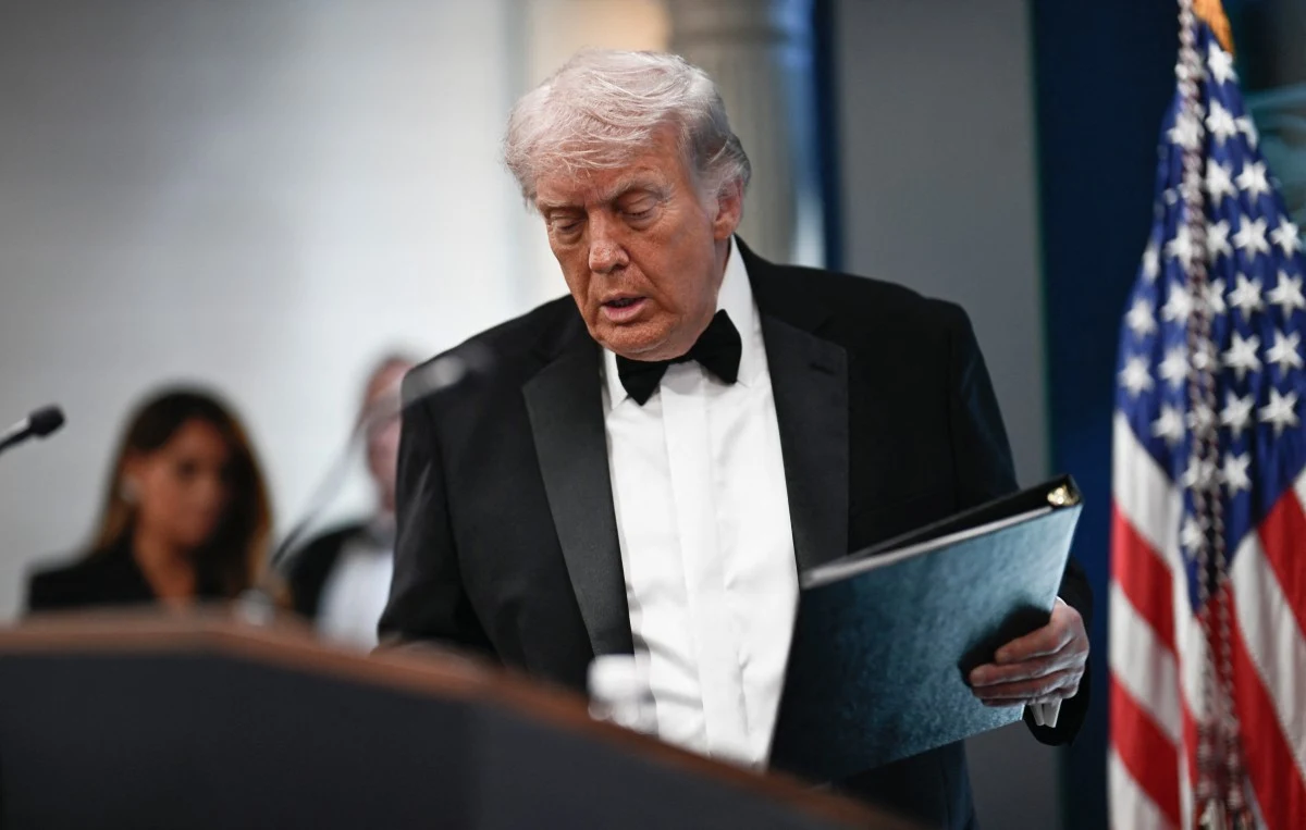 Pełniący obowiązki prokuratora generalnego USA Todd Blanche przekazał nowe informacje ws. ataku na Donalda Trumpa Donald Trump w smokingu z czarną teczką przy mównicy, obok flaga USA