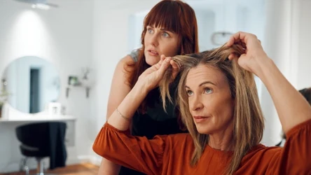 Fryzura, o którą prosi wiele kobiet u fryzjera. Nadaje objętości i wysmukla twarz. 