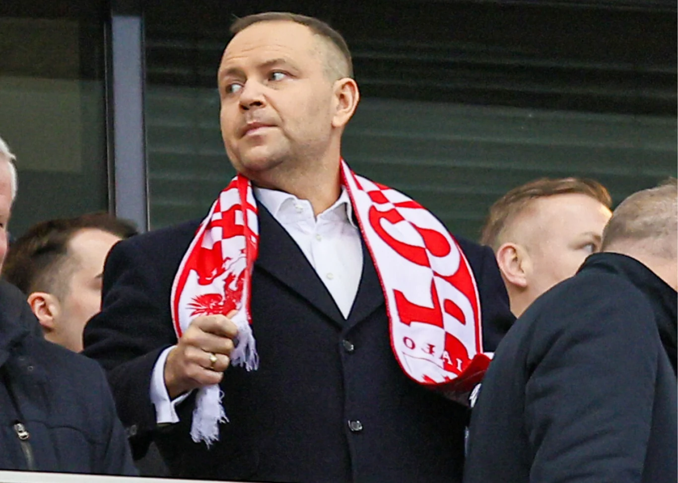 Prezydent RP Karol Nawrocki na meczu reprezentacji Polski Karol Nawrocki w ciemnym płaszczu i szaliku Polska na trybunach podczas meczu reprezentacji Polski.