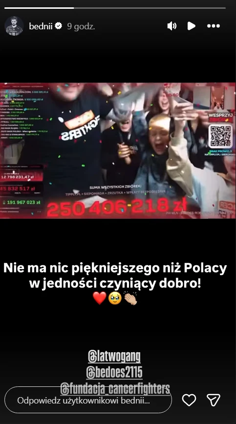 Grupa młodych ludzi świętuje przed kamerą z widocznymi emocjami radości, na ekranie dominuje wyeksponowana kwota 250 496 218 zł, co sugeruje sukces akcji charytatywnej, a otaczający ich napisy i grafiki podkreślają atmosferę wspólnoty i zaangażowania.