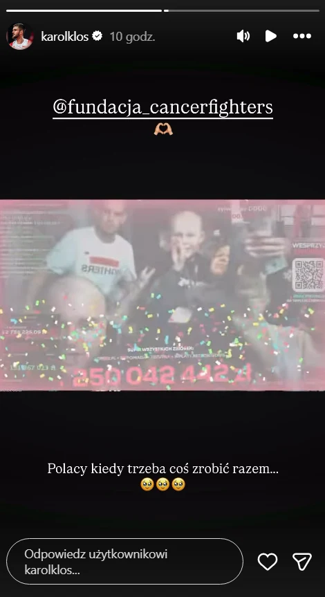 Grupa osób z uśmiechami na twarzach, stojących razem w jasnym świetle, na pierwszym planie ekran z wyświetloną dużą liczbą oraz kolorowymi konfetti; u góry nazwa fundacji cancerfighters, na dole napis z podkreśleniem wspólnego działania Polaków.
