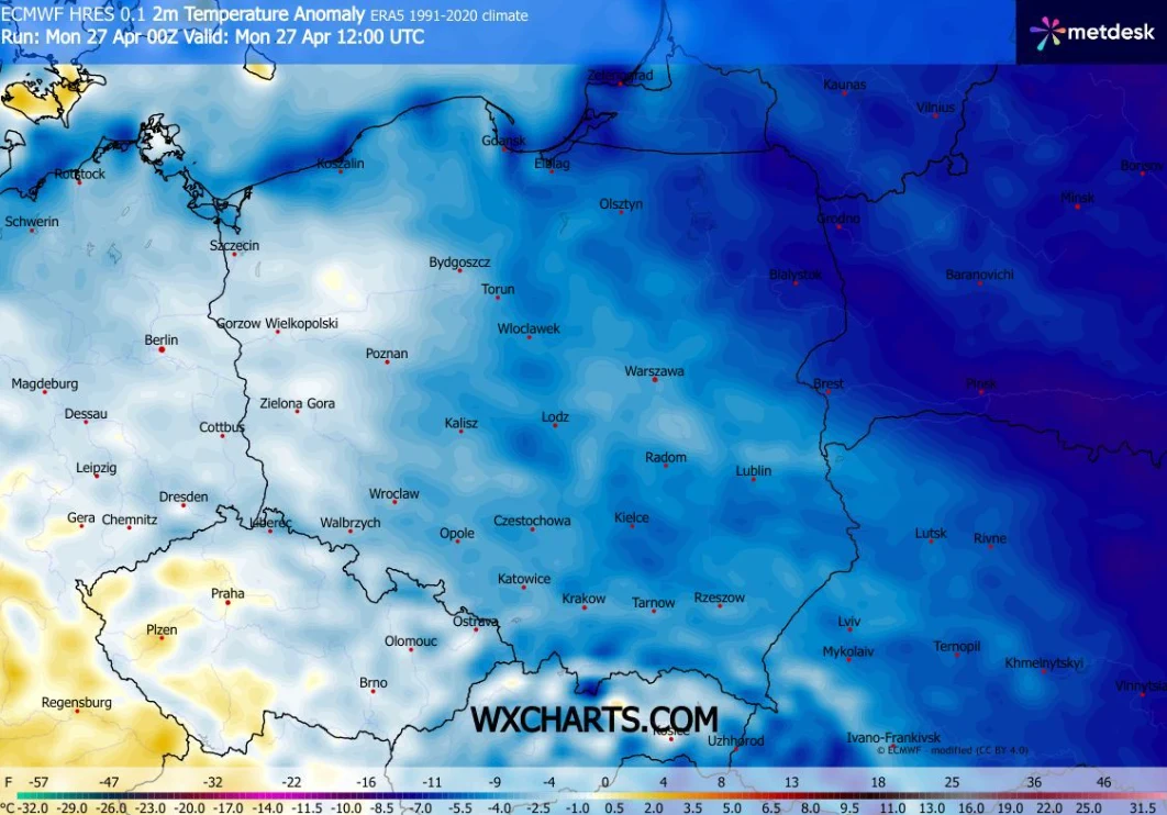 mapa pokazuje anomalie temperatury w Polsce i krajach ościennych, z wyraźnie zaznaczonym ochłodzeniem obejmującym niemal cały obszar Polski; najniższe wartości temperatury względem normy występują na północnym wschodzie, podczas gdy części południowo-z...