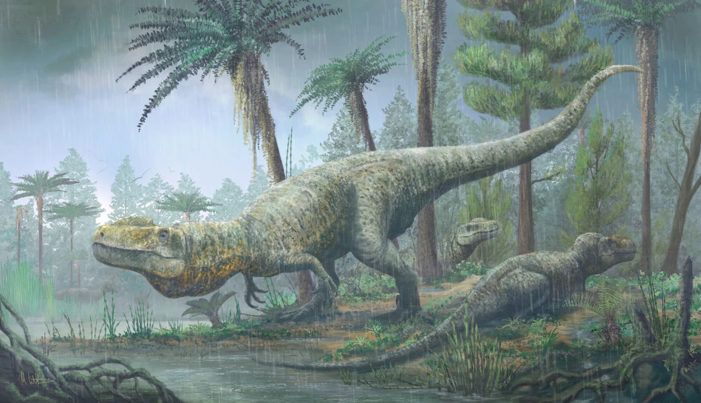 Dwa dinozaury poruszają się wśród gęstej roślinności prehistorycznego lasu podczas deszczu; jeden z nich wyprostowany i czujny, drugi leży blisko wody, otoczony wysokimi paprociami i drzewami o szerokich liściach.