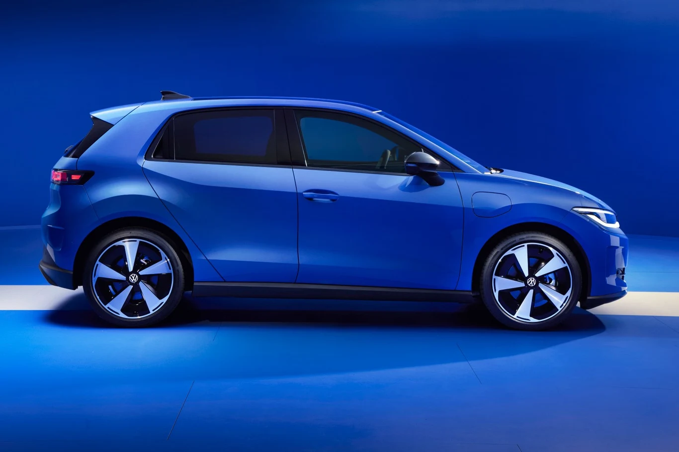 Klasyczne proporcje hatchbacka. ID. Polo nie chce udawać crossovera niebieski samochód typu hatchback o nowoczesnym designie, dużych alufelgach i aerodynamicznych liniach nadwozia na tle jednolitej niebieskiej scenerii