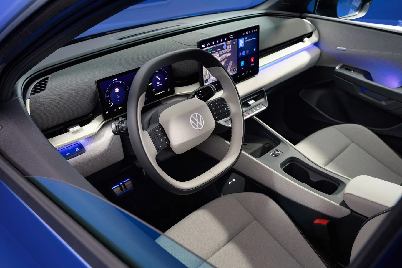 Wnętrze urządzone w volkswagenowym stylu jest intuicyjne w obsłudze nowoczesne wnętrze samochodu marki Volkswagen z cyfrowym kokpitem, dużym ekranem dotykowym na środku deski rozdzielczej, minimalistyczną kierownicą i jasnymi, wygodnymi fotelami