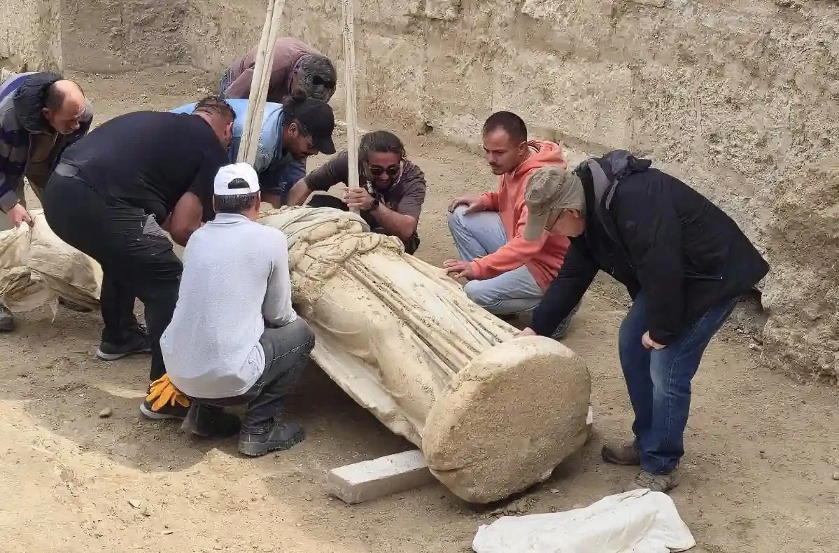 Laodycea zaskakuje archeologów. Monumentalna Atena odkryta w rzymskim teatrze Archeolodzy pracujący nad podniesieniem posągu Ateny odkrytego w Trucji