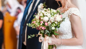 Dawne ślubne przesądy mogą zaskoczyć. Dlaczego wciąż o nich pamiętamy?