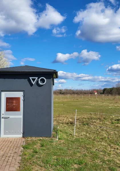 Toaleta publiczna na końcu wsi Zakęcie (woj. lubuskie) bierze udział w plebiscycie na najgorzej wydane publiczne pieniądze