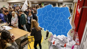 Mapa okręgów wyborczych w Polsce, a w tle wybory w 2023 roku (komisja wyborcza w Warszawie)