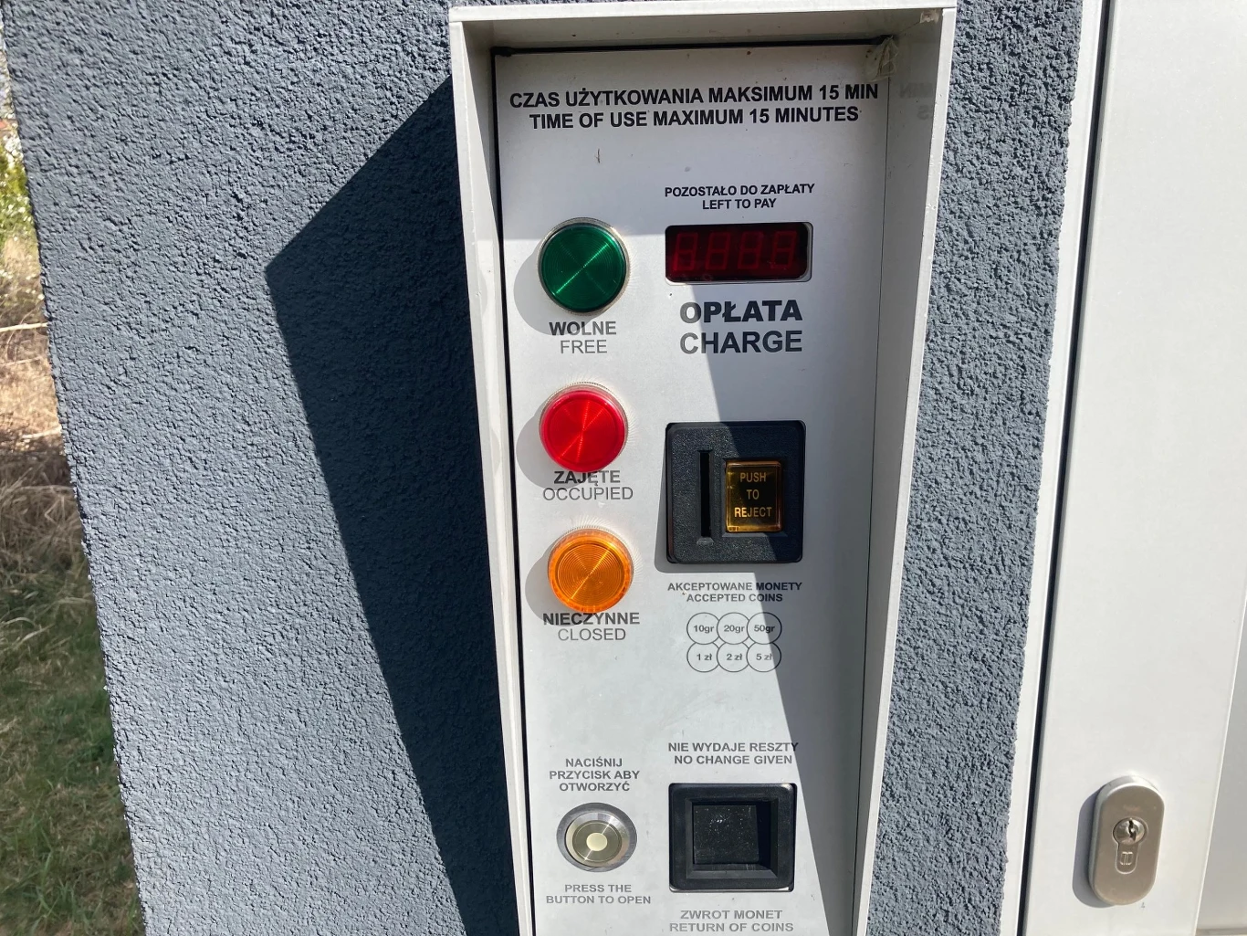 O przychodach z płatnej toalety nic nie wiadomo panel z trzema sygnalizatorami świetlnymi w kolorach zielonym, czerwonym i pomarańczowym, oznaczającymi odpowiednio status wolny, zajęty i nieczynny; wyświetlacz cyfrowy, miejsce na wrzucenie monety oraz instrukcje dotyczące płatności i użytkowania z l...