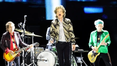 The Rolling Stones w akcji, z tyłu Ronnie Wood i Keith Richards, w środku Mick Jagger