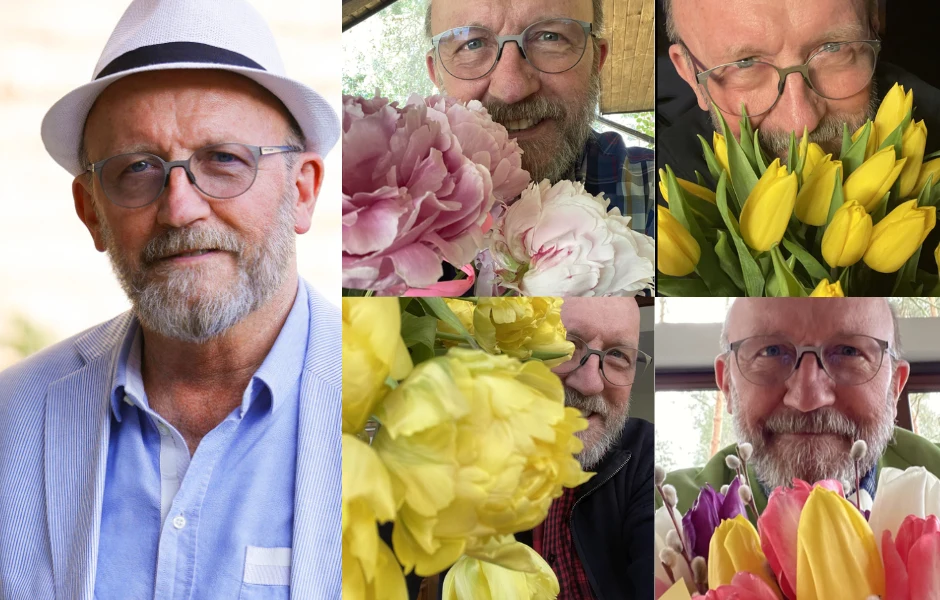 starszy mężczyzna z siwą brodą i okularami pokazujący różne bukiety kwiatów, w tym żółte tulipany, różowe piwonie i żółte peonie; na jednym z ujęć uśmiechnięty, ubrany w jasną marynarkę i biały kapelusz
