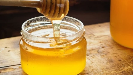 Wystarczy, że dodasz jedną łyżeczkę miodu do wody, a będziesz lepiej spać