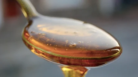 Olej z czarnuszki warto dodawać do koktajli i sałatek