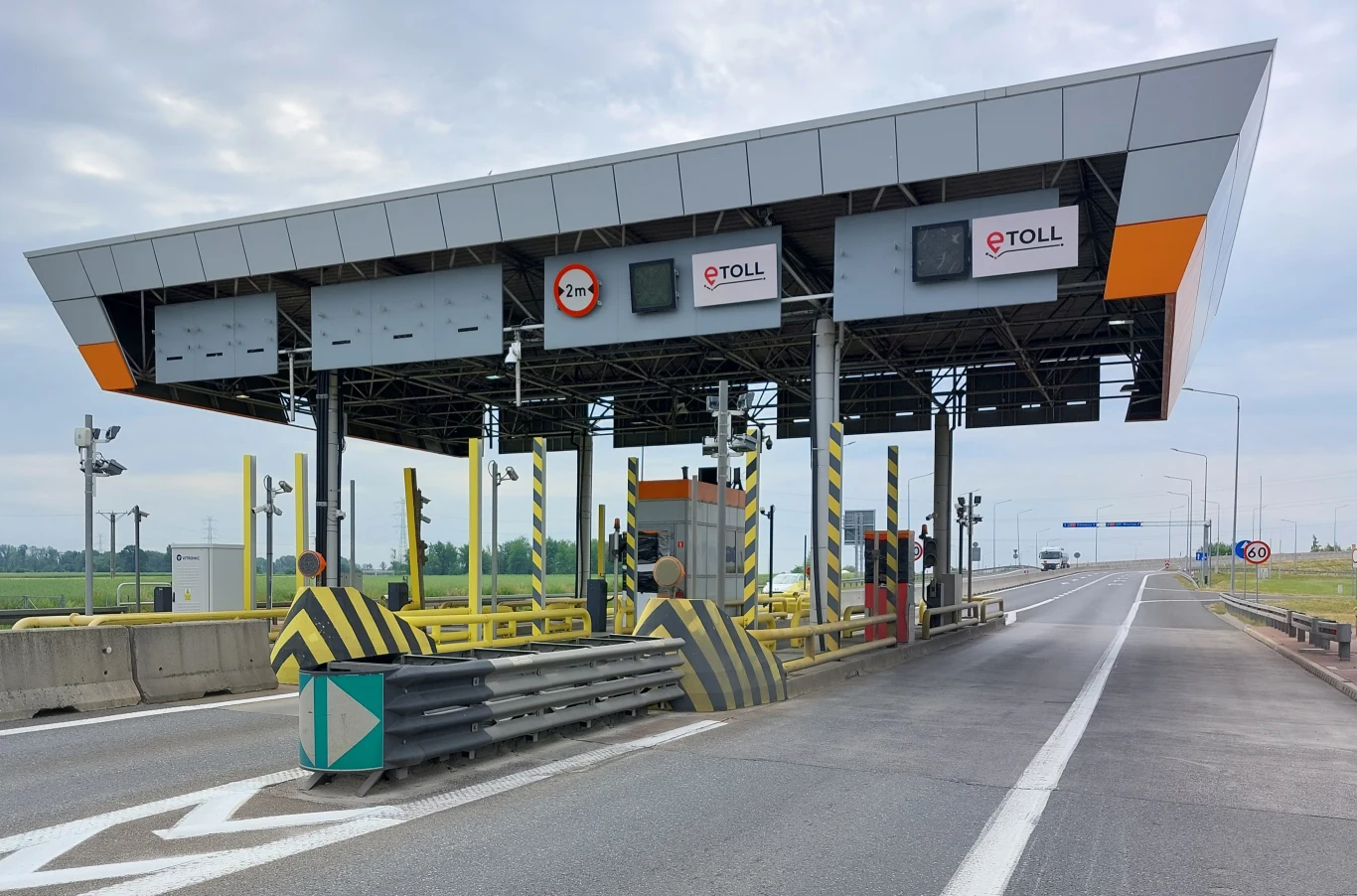 Koniec bramek na A4. GDDKiA ogłosiła przetarg na likwidację. Stacja poboru opłat na A4 z zadaszeniem, oznakowaniami e-TOLL, barierami ochronnymi, bez pojazdów na pasach