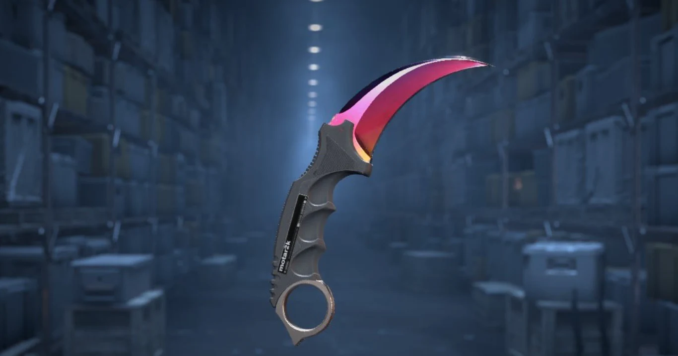 Karambit | Fade - motar2k Karambit | Fade motar2k z różowo-fioletowym ostrzem na tle ciemnego magazynu z regałami i pudłami