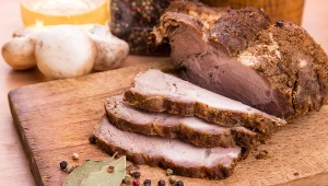 Karkówka pieczona w rękawie w ostrej marynacie wychodzi soczysta