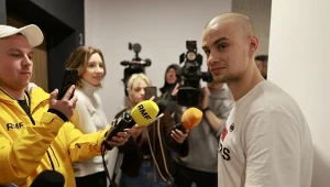 Łatwogang podczas rozmowy z dziennikarzami