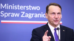 Radosław Sikorski na konferencji prasowej w centrum prasowym MSZ