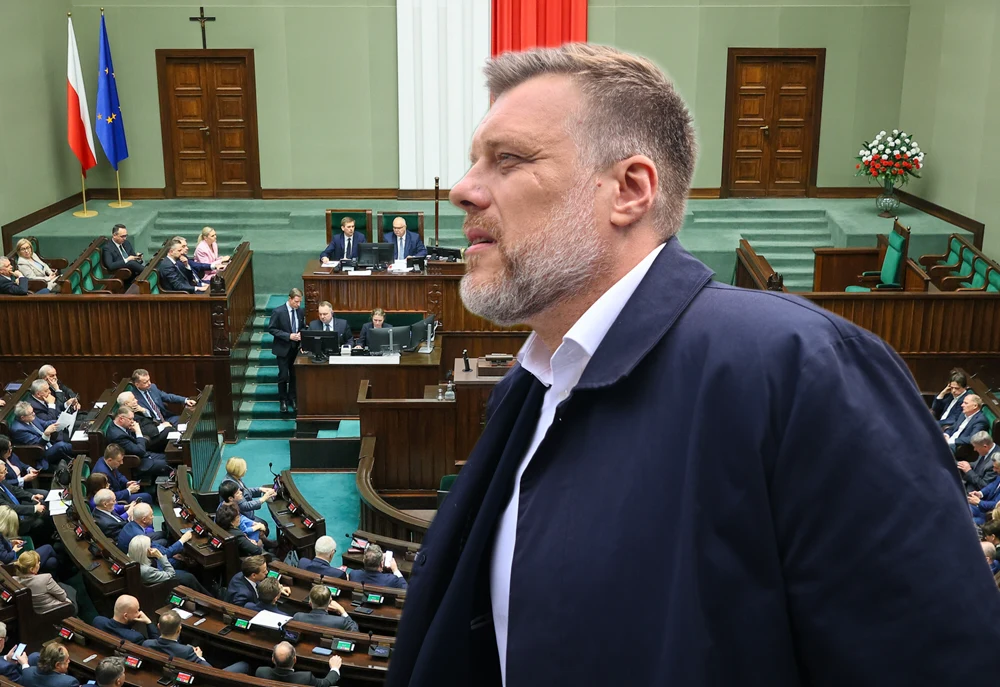 W nowym sondażu partia Adriana Zandberga zdobyła 5 proc. - a to by oznaczało, że w wyborach przekroczyłaby próg Adrian Zandberg na tle sali obrad parlamentu, obok flagi Polski, UE i biało-czerwona dekoracja.