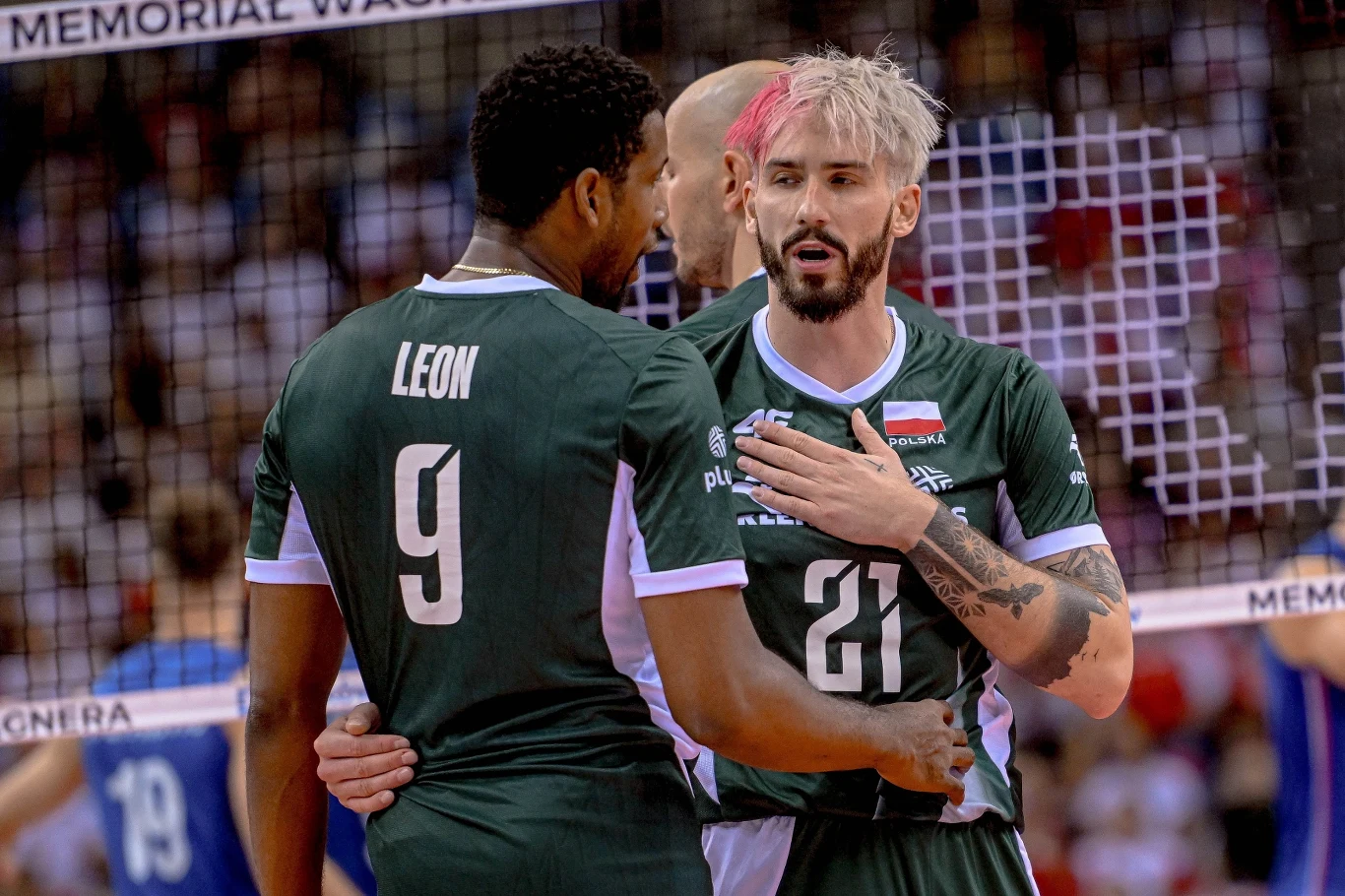 Wilfredo Leon i Tomasz Fornal Wilfredo Leon i Tomasz Fornal w zielonych koszulkach z numerami 9 i 21 przy siatce podczas meczu