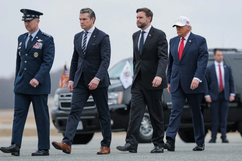 Media: Pentagon może mówić Trumpowi to, co chce usłyszeć o wojnie na Bliskim Wschodzie Pete Hegseth, J.D. Vance i Donald Trump