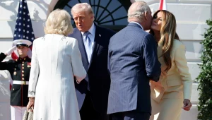 Karol III z wizytą u Trumpa. Doszło do czułego powitania z Melanią