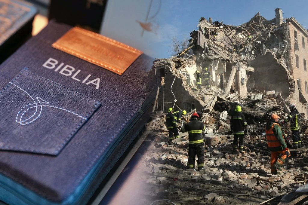 Finlandia: Drukarnia odnotowała zwiększoną liczbę zamówień na Biblię, powodem wojna w Ukrainie Biblia w niebieskiej okładce obok zdjęcia strażaków przy gruzach budynku zniszczonego w wyniku wojny w Ukrainie.