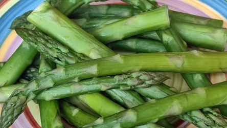 Jak ugotować szparagi, żeby nie były gorzkie? Pamiętaj o tych kwestiach. 