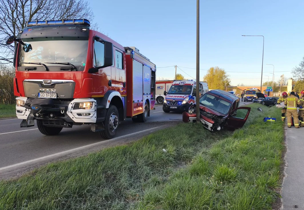Tragiczny w skutkach wypadek na drodze krajowej nr 55. Nie żyje 56-latek Czerwony wóz strażacki i karetka na drodze krajowej nr 55 przy rozbitym samochodzie osobowym; strażacy w akcji.