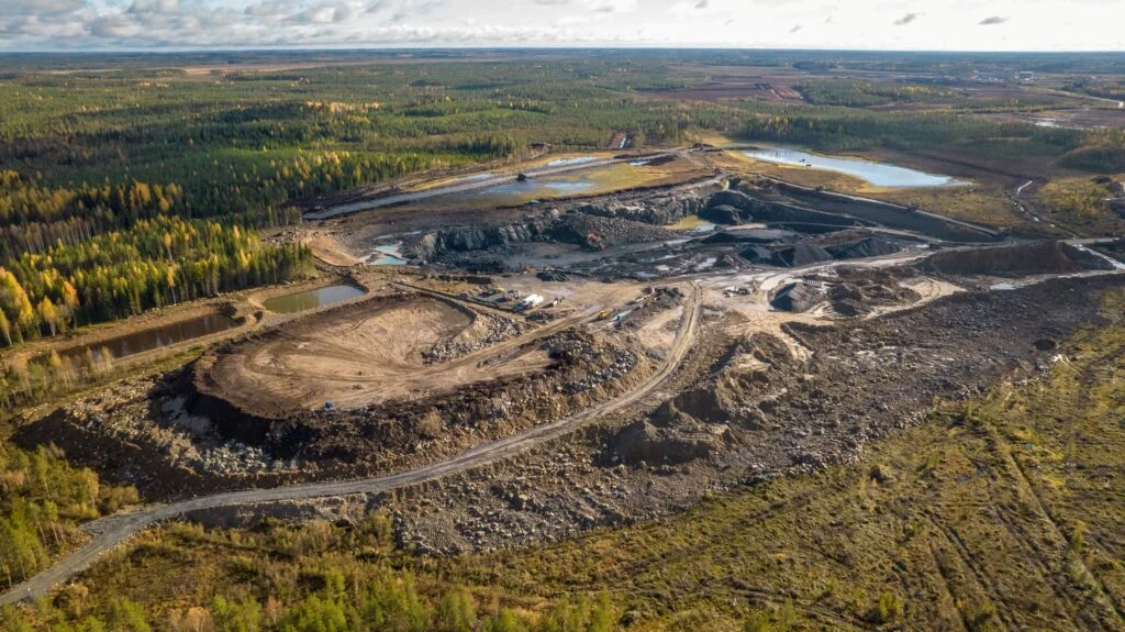Projekt wydobycia litu w Finlandii realizowany jest w rejonie Kaustinen. Kopalnia odkrywkowa litu w rejonie Kaustinen, otoczona lasem, z drogami, hałdami urobku i zbiornikami wodnymi