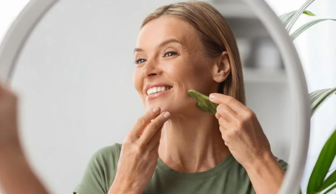 Masaż twarzy kamieniem gua sha