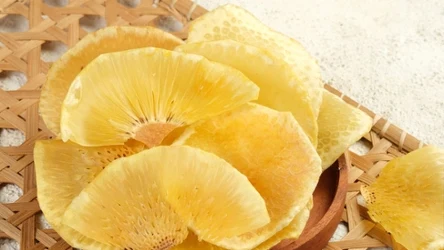 Suszony chlebowiec to wysuszony miąższ jackfruita, czyli chlebowca.