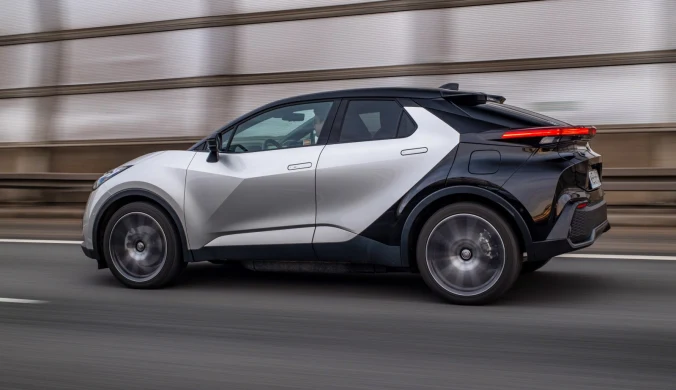 nowoczesny SUV w dynamicznym ruchu, o dwukolorowym nadwoziu z ostrymi liniami i efektownymi, czerwonymi światłami tylnymi