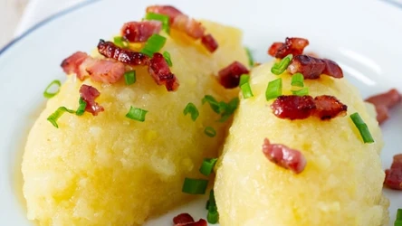 Prażuchy ze skwarkami to proste danie z ziemniaków, które doskonale sprawdzi się na obiad