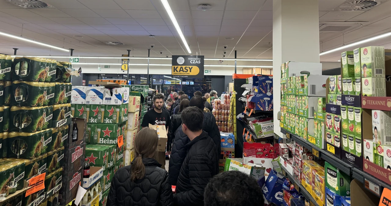 Ten mop robi furorę w sieci. Od czwartku dostępny dla każdego w Biedronce Kolejka osób przy kasach w Biedronce, wokół kartony piwa i artykuły spożywcze na półkach