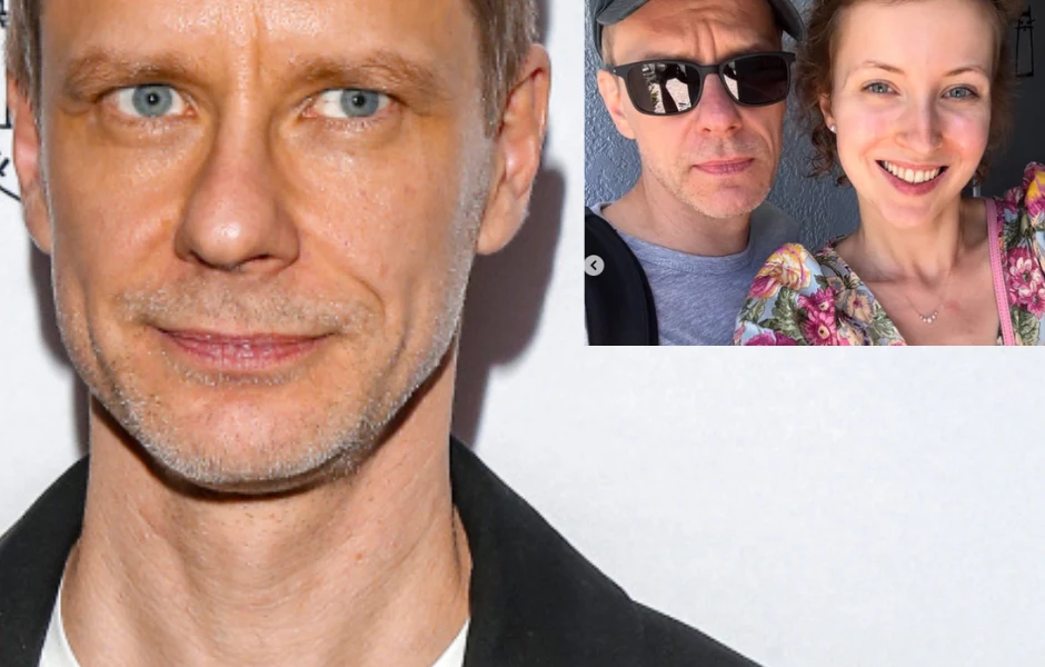 Portret mężczyzny w średnim wieku z niebieskimi oczami i delikatnym zarostem, ubrany w czarną kurtkę i jasną koszulkę; w prawym górnym rogu znajduje się mniejsze zdjęcie pary w okularach przeciwsłonecznych, z uśmiechniętą kobietą w kwiecistej sukience ...