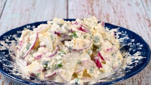 Pyszna sałatka ziemniaczana, która pierwsza zniknie podczas spotkania