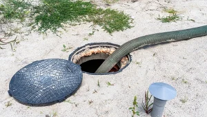 Właściciele domów jednorodzinnych, które nie zostały podłączone do sieci kanalizacyjnej, powinni dokładnie prowadzić dokumentację wywozu szamba.