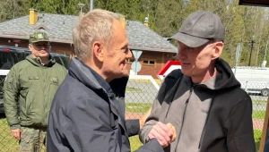 Premier Donald Tusk wita Andrzeja Poczobuta uwolnionego z białoruskiego więzienia